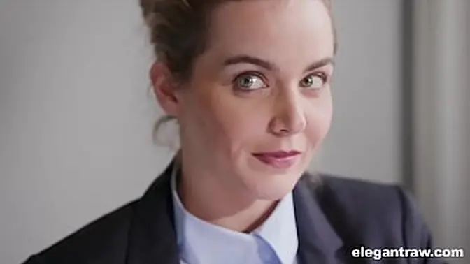 Mature MILF takes double penetration and open mouth facial