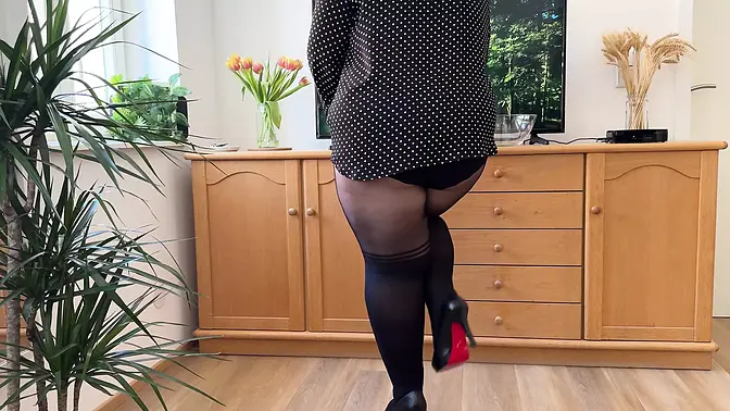 Mature MILF wets her big ass in a golden shower