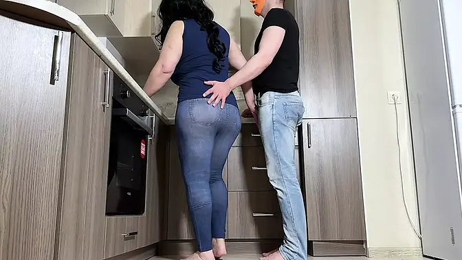 Mature MILF with big ass spreads for anal fuck