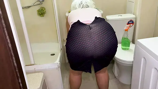 Mature MILF with big ass takes anal fuck well