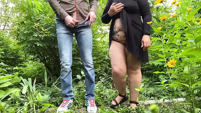 Mature mom masturbates her wet pussy, making me cum