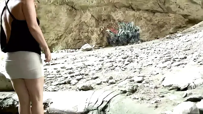 Mature slut gets fucked by her lover outdoors in reverse cowgirl