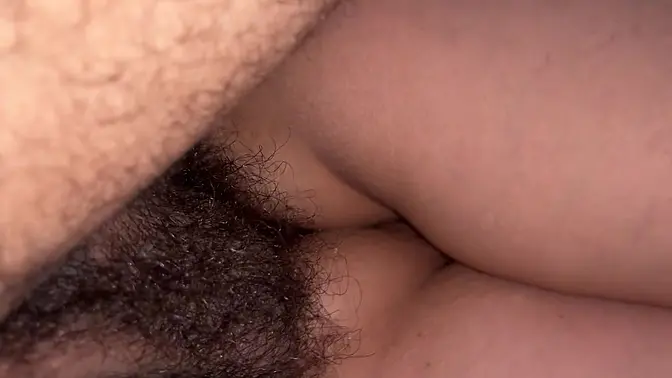 Me da por atrás mi y su venida se sale de mi culito