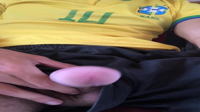 Me masturbo mientras mi familia esta en casa