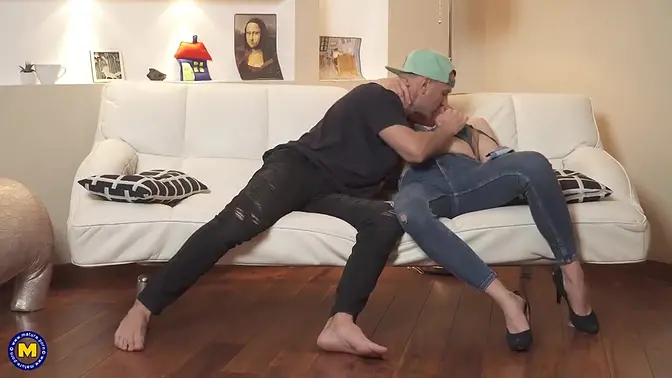 MILF goes from tea to anally fucked by amateur