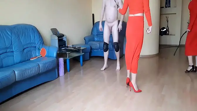 Milf mistress trains pet in FFM session