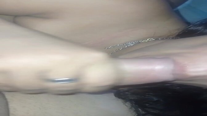 Morena con culos grandes y figura de sirena recibe folla dura y la