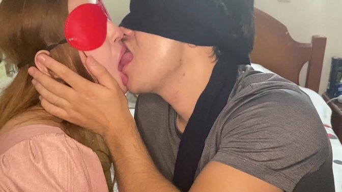 En clases de BESOS con mi HERMANASTRA candente ????