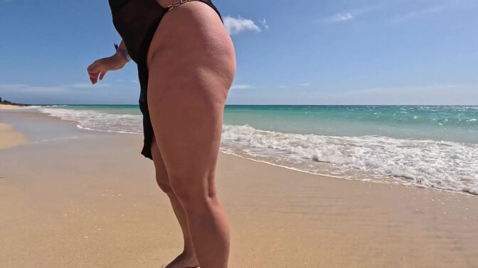 Naughty milfgirl flashes her pussy with no panties and pees into the water 