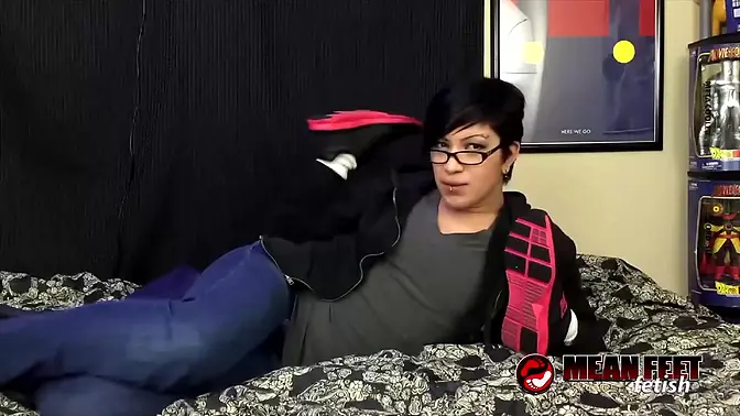 Naughty Nerdy Babe Teases with Sexy Feet