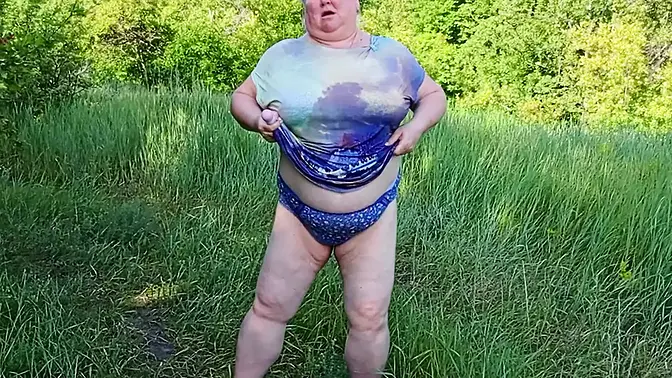 Neighbor shows off her big ass and pees in the park