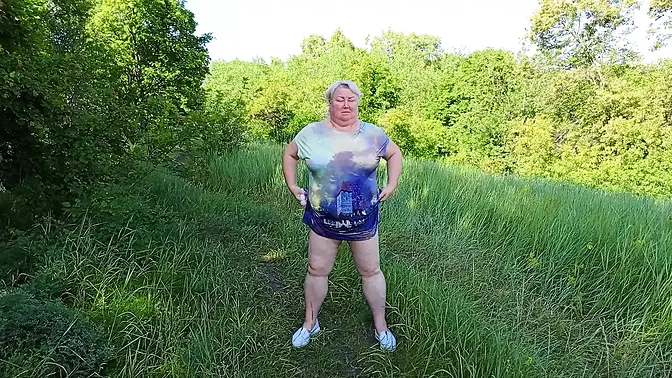 Neighbor strips in public park and pees on crowd