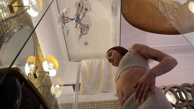 No panties girl in a white short cut tennis skirt to flash pussy and ass