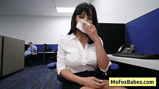 Office MILF gets facial in her cubicle