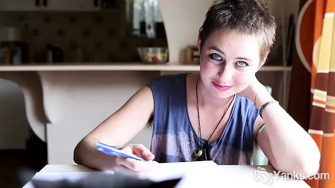 Olive Glass talks about her fetishes and cums using her Hitachi