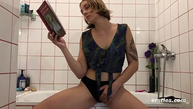 Ophelia bath time solo masturbation