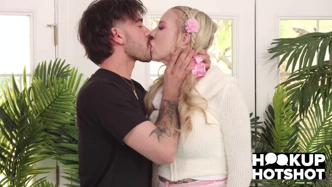 Perverted Supermodel Cassidy Luxe Hooks Up With Nade Nasty!