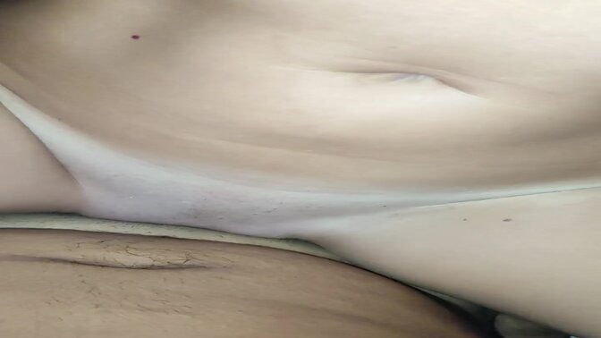 Petite blonde belge s'acquitte à l'aide de son voisin