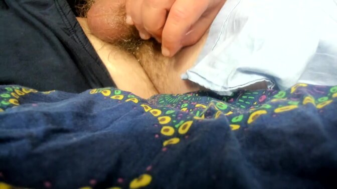 Petite blonde se détend dans un plaisir doux