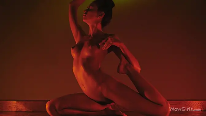 Petite brunette Alissa Foxy teases with round ass in solo dance