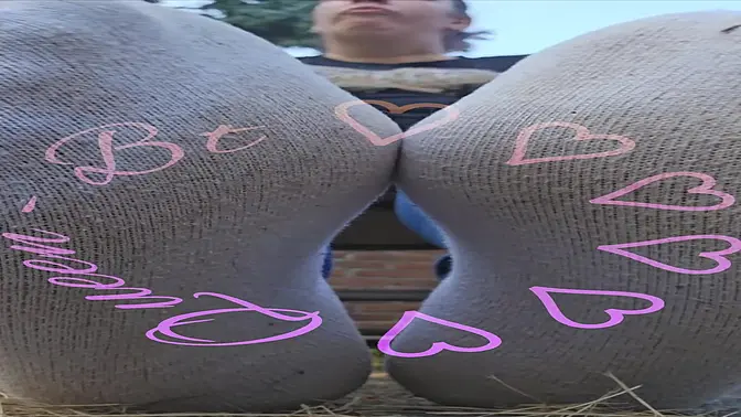 Petite femme frotte ses chaussettes blanches