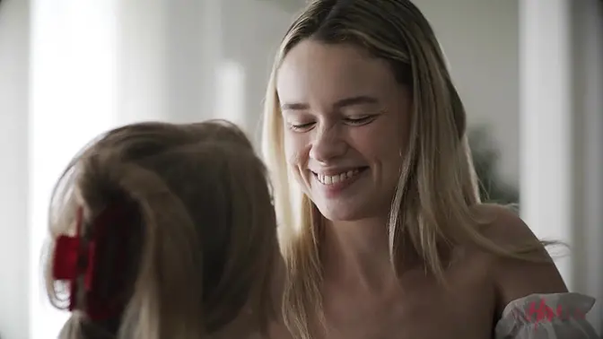 Petite Octavia gives a mind-blowing facial and tribbing session