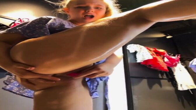 Public park becomes playground for hot 18-year-old Latina