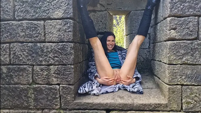 Public place action: Gaping pussy pissing