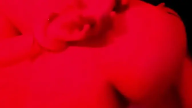 RICO SEXO APASIONADO BAJO LA LUZ ROJA! FANTASIA DE FOLLAR ATADO