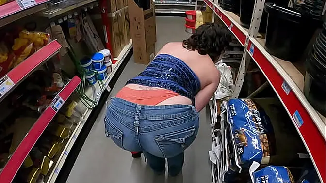 Round-arsed mature white girl slutty panty flash at the beach