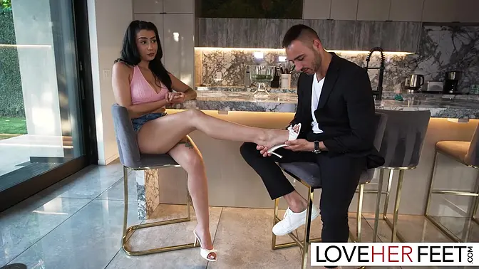 Roxie Sinners loves feet and big tits