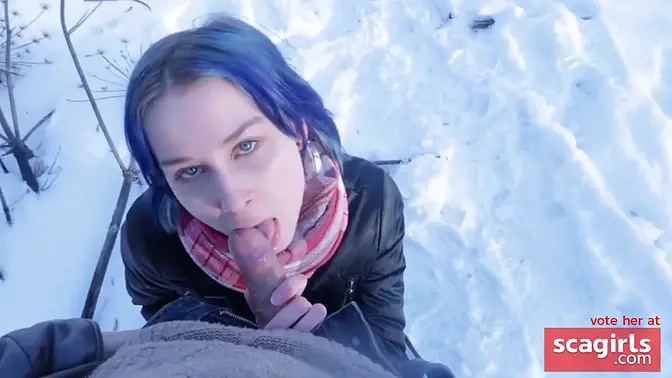 Schoolgirl gives sloppy outdoor blowjob in the park