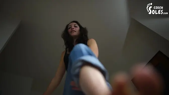 Sensual barefoot babe licks crushed fruits off her big feet