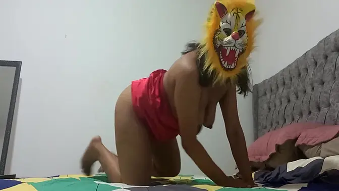 Sensual Tigress dances for fans, rich guy jerks off