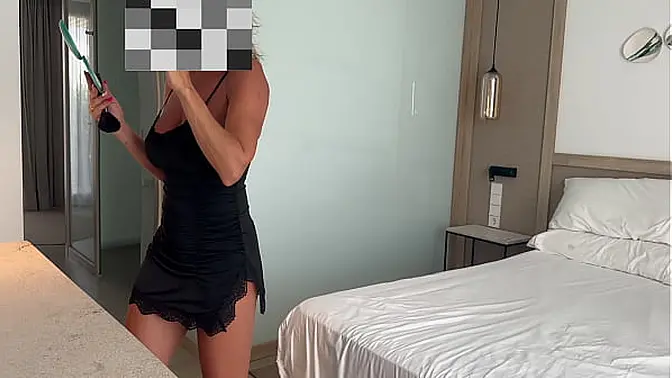 Sex in a hotel with a stranger's delivery driver during summer vacation. I ask him for a massage and to take off the condom. I can't help but fuck him.
