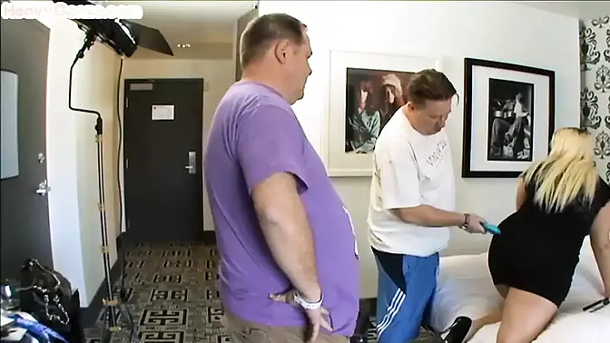 Sexy BBW amateur lady gets fucked in hotel room 3way