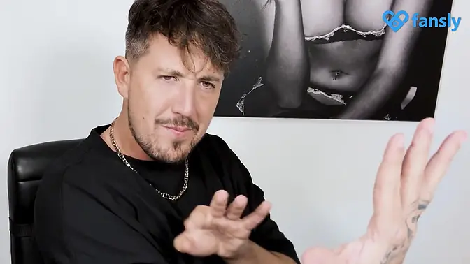 Sexy blonde Kendra Sunderland exposes her big booty in a sexy interview