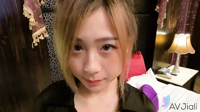 Sexy Chinese girl Lin Siyu rides boyfriend in hotel room