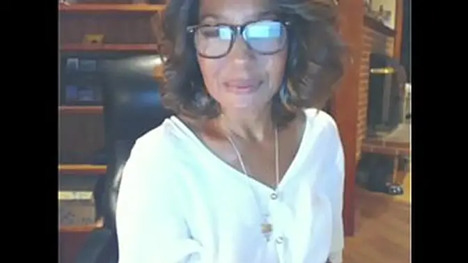 Sexy ebony mature lady plays with herself on webcam