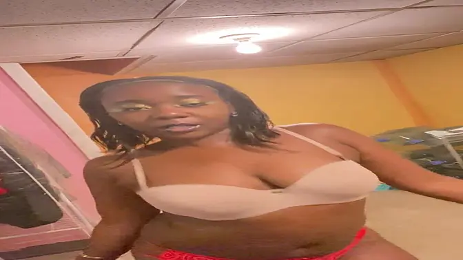 Sexy female rapper drops trou and shows off her assets