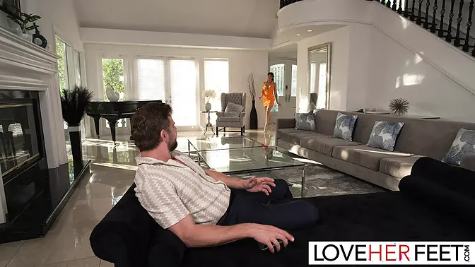 Sexy foot goddess did not forget trip with handsome men