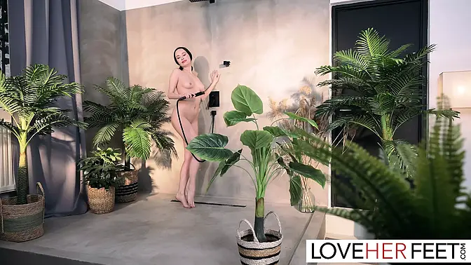 Sexy foot goddess fresh from the shower