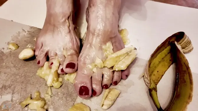 Sexy mature housewife's feet up for hardcore sex