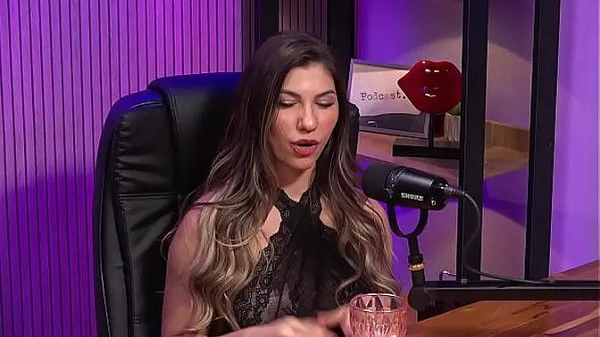 Sexy MILF Latina in Gostosa Sarada Adora Foder (Girl on Girl)