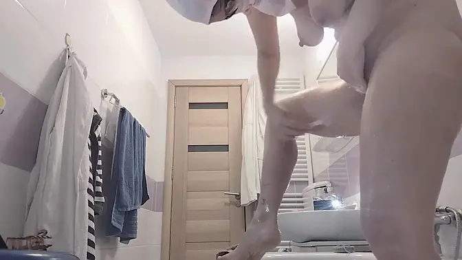 Sexy MILF wife shaves her hairy pussy