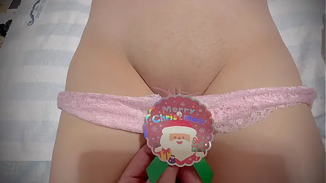 Shaved MILF's virgin pussy fucked on cam