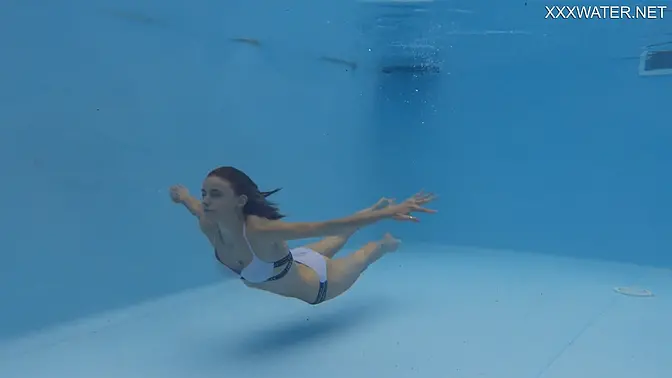 Skinny girl Hermione Ganger swims in her bikini