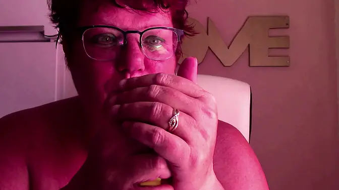 Smokin' Hot Chubby Wife Plays with Her Pussy