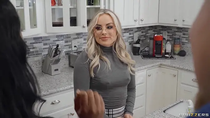 Sneaky Squirting with her Ex Anna Claire Clouds Brazzers