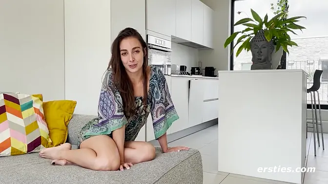 Solo babe finger-fucks her ass in a public changing room